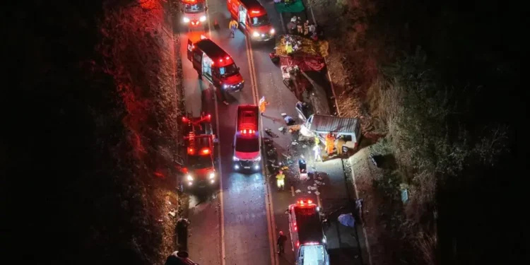Acidente entre van e carro deixa quatro mortos e 16 feridos em Uberlândia