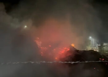 Bombeiros combatem incêndio em amontoado de madeira no bairro Amazonas, em Córrego Fundo