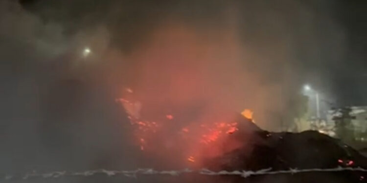 Bombeiros combatem incêndio em amontoado de madeira no bairro Amazonas, em Córrego Fundo