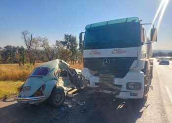 Fusca é esmagado e motorista fica gravemente ferido em batida com caminhão na BR-354, em Formiga