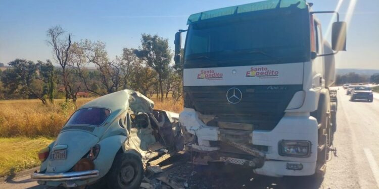 Fusca é esmagado e motorista fica gravemente ferido em batida com caminhão na BR-354, em Formiga