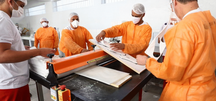 Programa do Governo de Minas atinge 1 milhão de fraldas e absorventes produzidos por presos e amplia oficinas no estado