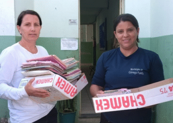 Saúde realiza conferência de cartões de vacina de alunos em Córrego Fundo