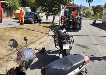 Colisão entre motocicletas deixa dois feridos em Campo Belo