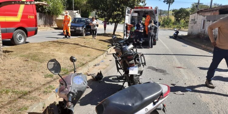 Colisão entre motocicletas deixa dois feridos em Campo Belo