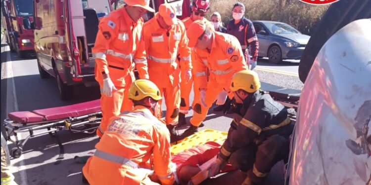 Corpo de Bombeiros divulga informações sobre vítimas de acidente na MG-050 em Formiga