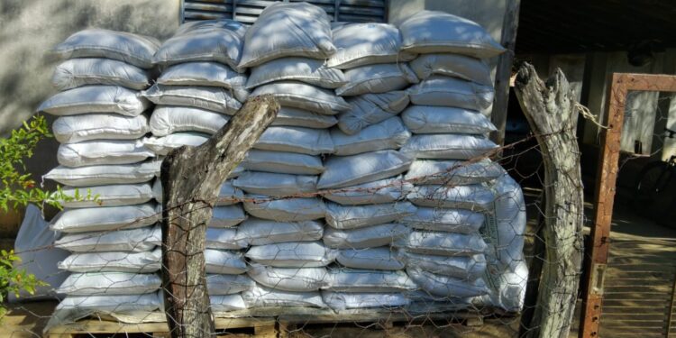 Córrego Fundo: Emater e Departamento de Agricultura auxiliam associação na compra de adubo