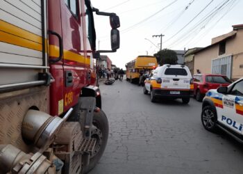 Mulher morre após colisão frontal entre moto e micro-ônibus em Arcos