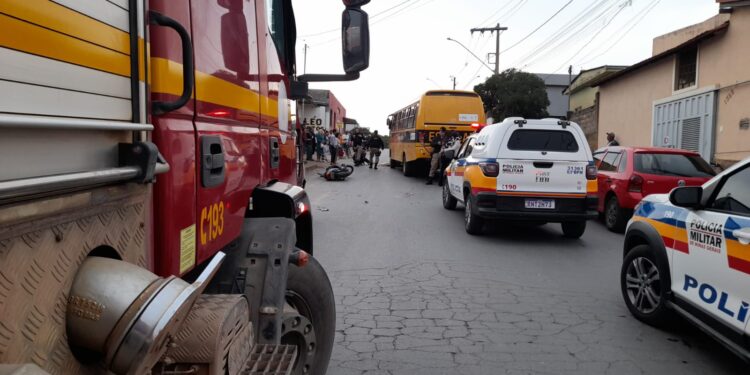 Mulher morre após colisão frontal entre moto e micro-ônibus em Arcos