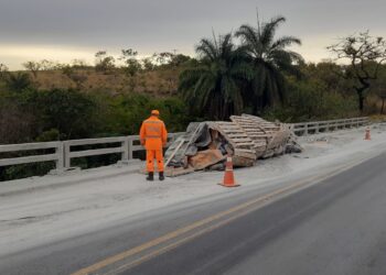 Formiga: carreta com 38 toneladas de cimento sofre pane e causa acidente na BR-354