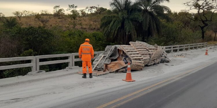 Formiga: carreta com 38 toneladas de cimento sofre pane e causa acidente na BR-354