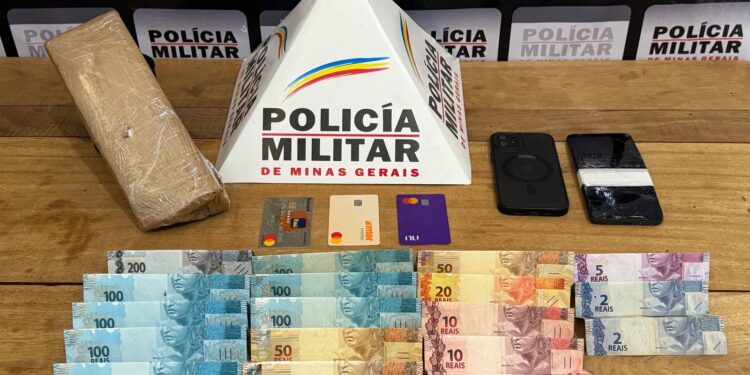 Após denúncia, dois jovens são presos suspeitos de tráfico de drogas, em Bambuí