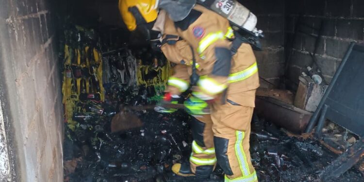 Incêndio em lote vago atinge residência em Oliveira