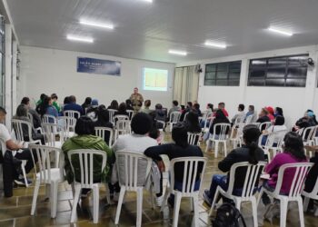 Polícia Militar realiza palestra aos pais de alunos da Apromid no Lions Club