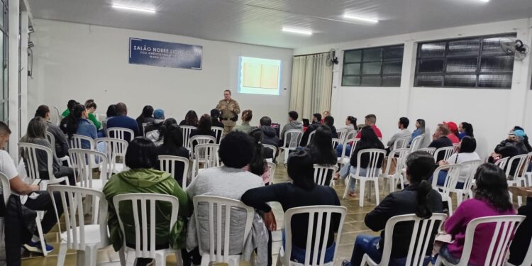 Polícia Militar realiza palestra aos pais de alunos da Apromid no Lions Club