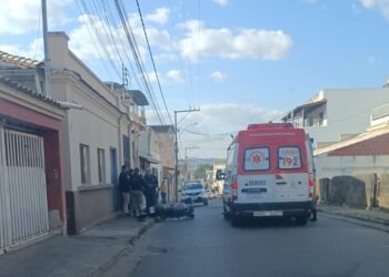 Motociclista passa mal e acaba colidindo com carro no Sagrado Coração de Jesus em Formiga