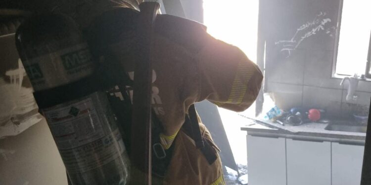 Incêndio em residência, possivelmente causado por máquina de lavar, é contido pelos bombeiros em Formiga