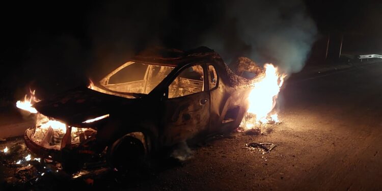 Bombeiros combatem incêndio em caminhonete na BR-381 em Santo Antônio do Amparo