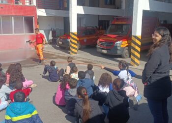 Alunos da Escola Benedita Gomide Leite visitam quartel do Corpo de Bombeiros de Formiga