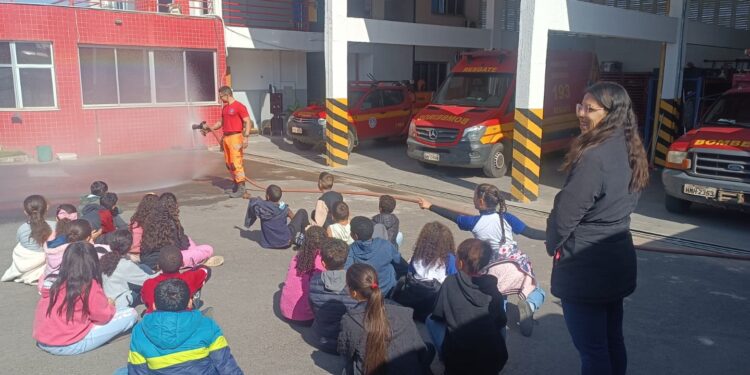 Alunos da Escola Benedita Gomide Leite visitam quartel do Corpo de Bombeiros de Formiga