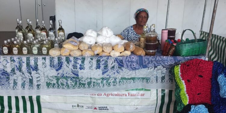 Associação de Artesãos e Cooperativa de Cachaça de Córrego Fundo participam de feira na ALMG