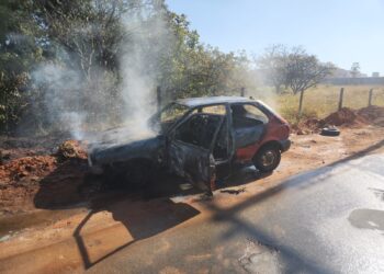 Carro pega fogo no bairro Planalto em Formiga