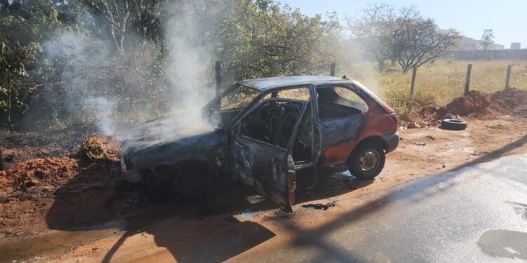 Carro pega fogo no bairro Planalto em Formiga