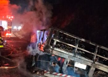 Incêndio atinge semirreboque de carreta e se espalha para vegetação em Santo Antônio do Amparo