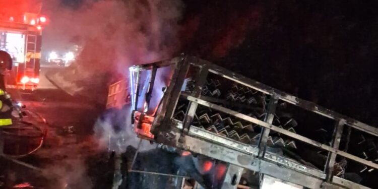 Incêndio atinge semirreboque de carreta e se espalha para vegetação em Santo Antônio do Amparo