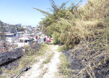 Bombeiros de Formiga combatem incêndio no bairro Santa Tereza