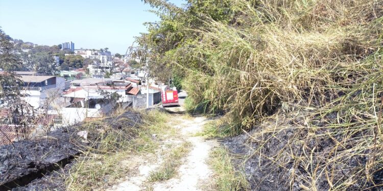Bombeiros de Formiga combatem incêndio no bairro Santa Tereza