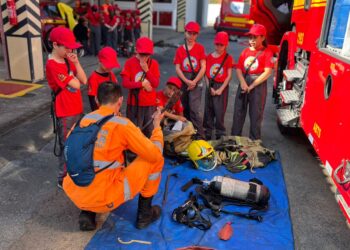 Alunos do projeto social ‘Bombeiro Mirim’ de Piracema visitam Pelotão de Bombeiros de Oliveira