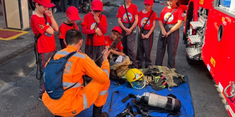 Alunos do projeto social ‘Bombeiro Mirim’ de Piracema visitam Pelotão de Bombeiros de Oliveira