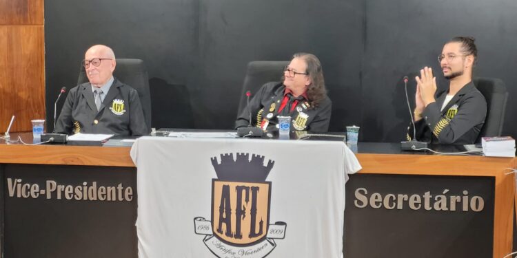 Silviano Santiago toma posse na Academia Formiguense de Letras