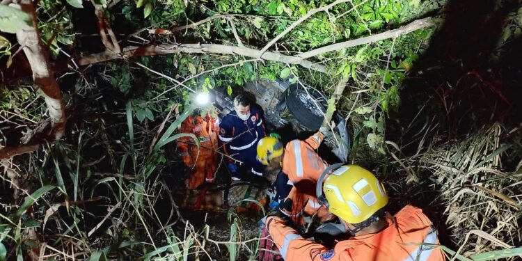 Capotamento é registrado na MG-050 em Formiga durante a madrugada desta segunda-feira