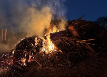 Bombeiros combatem incêndio em madeireira durante a madrugada em Campo Belo