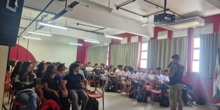 63º BPM promove palestra sobre violência doméstica para estudantes em Formiga