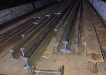 PM de Formiga apreende caminhão utilizado para furtos de trilhos de trem e equipamentos