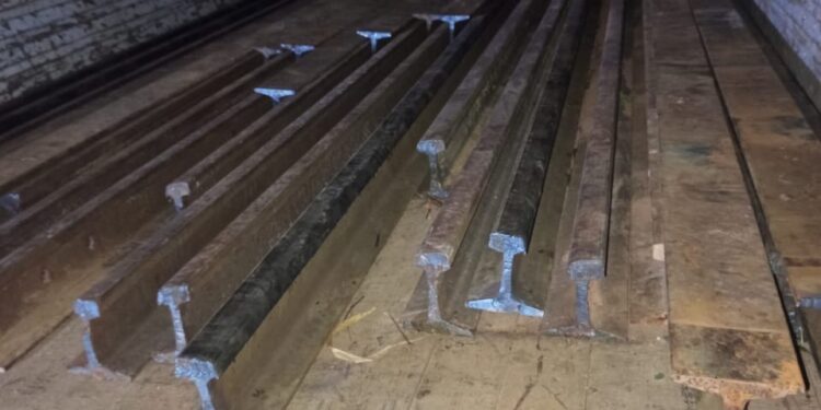 PM de Formiga apreende caminhão utilizado para furtos de trilhos de trem e equipamentos