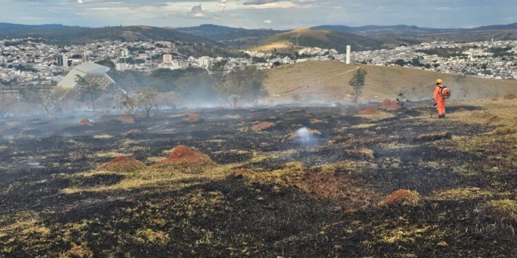 Bombeiros combatem incêndio em área urbana no bairro Novo Horizonte, em Formiga