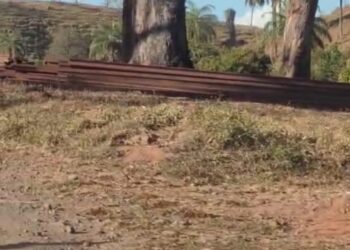 Em continuidade à ação iniciada em Formiga, PM frustra furto e faz maior apreensão de trilhos da FCA desde 1996