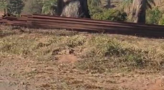 Em continuidade à ação iniciada em Formiga, PM frustra furto e faz maior apreensão de trilhos da FCA desde 1996