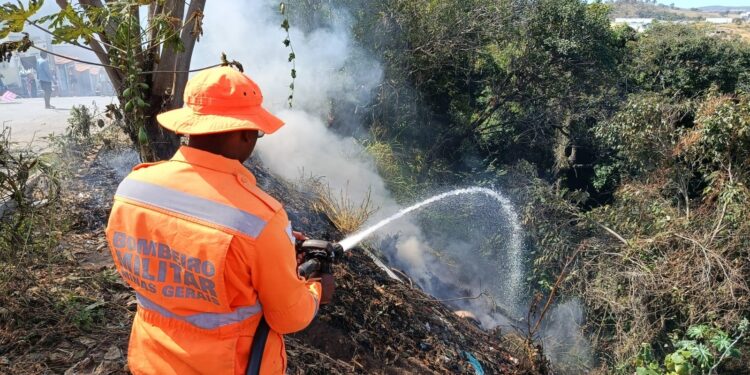 Incêndios em lotes com descarte irregular de lixo comprometem ainda mais a qualidade do ar em Formiga