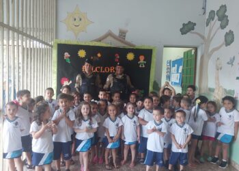 Alunos do CEMEI de Córrego Fundo homenageiam a Polícia Militar no Dia do Soldado
