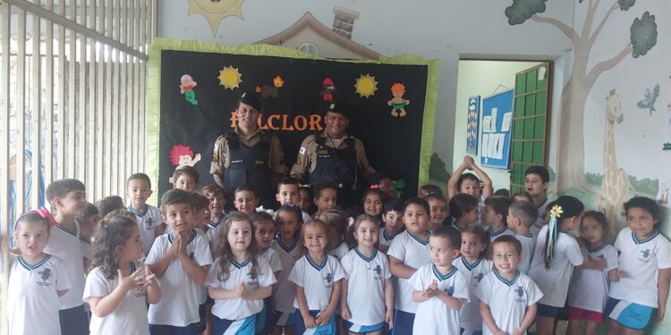 Alunos do CEMEI de Córrego Fundo homenageiam a Polícia Militar no Dia do Soldado