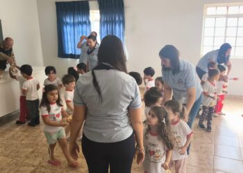 Alunos do CMEI visitam quartel da Polícia Militar em Pimenta no Dia do Soldado