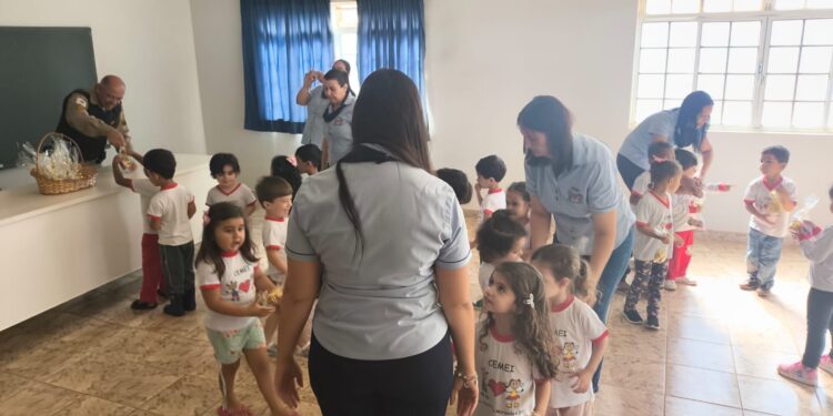 Alunos do CMEI visitam quartel da Polícia Militar em Pimenta no Dia do Soldado