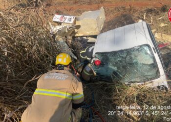 Bombeiros resgatam vítima presa às ferragens após capotamento na MG-050, em Formiga