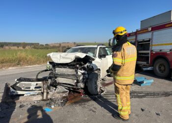 Colisão entre caminhonete e carreta deixa duas vítimas na BR-354, em Arcos