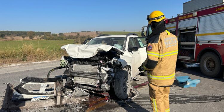 Colisão entre caminhonete e carreta deixa duas vítimas na BR-354, em Arcos